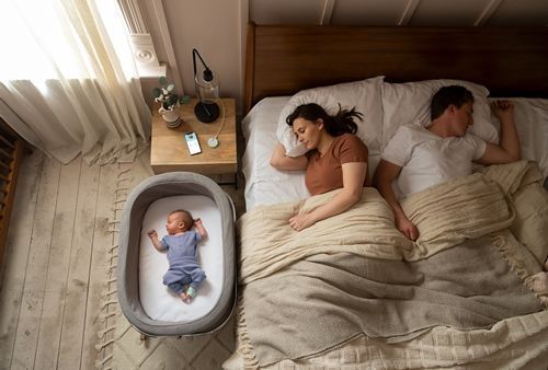 bebe durmiendo padres matrimonio