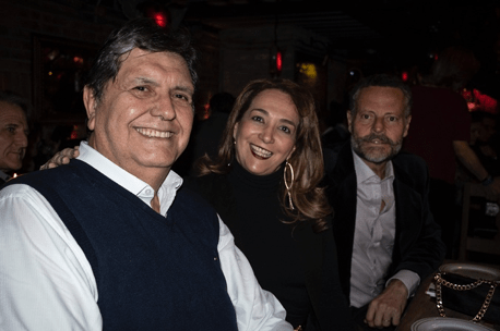 Alan García, ex presidente del Perú, con dos acompañantes, quien se suicidó en abril de 2019 cuando iba a ser capturado por su participación en negociados con Odebrecht. Fue consejero en la sombra de Duque cuando estuvo en el Banco Interamericano de Desarrollo –BID– estructurando créditos para megaproyectos en países socios.