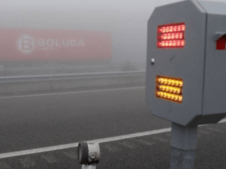 La DGT pone en marcha un sistema de balizas inteligentes para mejorar la conducción con niebla