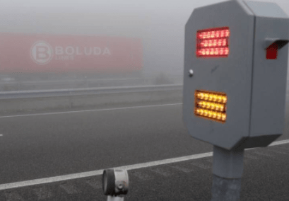 La DGT pone en marcha un sistema de balizas inteligentes para mejorar la conducción con niebla