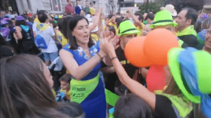 La alcaldesa @gemaigual lanzó el chupinazo de inicio de la Semana Grande de las Fiestas de Santiago @franarias86  (+video www.facebook.com/santanderenvivo)