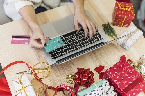 Los españoles gastarán una media de 240 euros en regalos en las Navidades de 2025